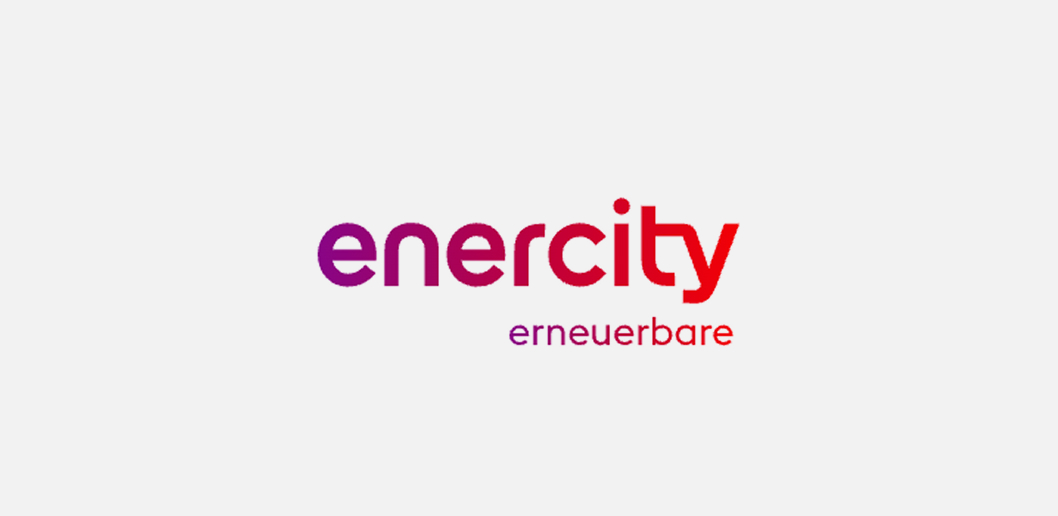 Das Bild zeigt das "enercity"-Logo mit dem Wort in einem Farbverlauf von Lila zu Rot. Darunter steht "erneuerbare" in kleineren, roten Kleinbuchstaben auf hellgrauem Hintergrund.
